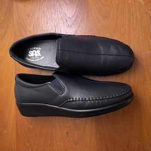 NWT SAS Navy Leather Clogs